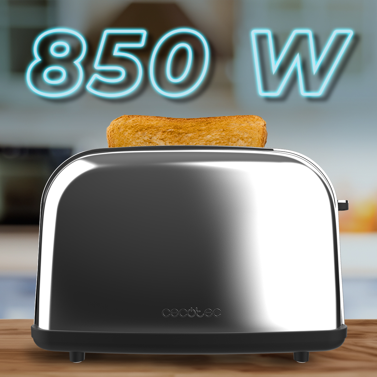 Ein Chrom-Toaster mit einer Toastscheibe. Oben steht in neongrüner Schrift '850 W'. Der Toaster steht auf einer Holzoberfläche.