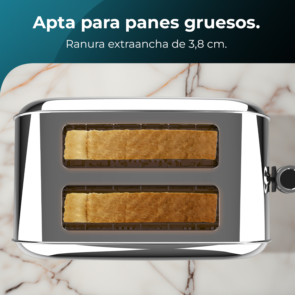 Ein Chrom-Toaster mit zwei Schlitzen, in denen jeweils eine Scheibe getoastetes Brot liegt. Der Hintergrund ist eine Marmorstruktur.