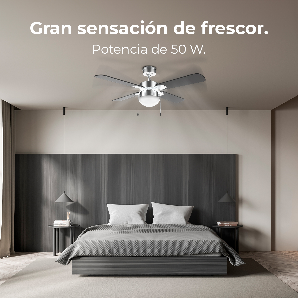 Una camera da letto con letto, comodini, ventilatore a soffitto e testo in alto.