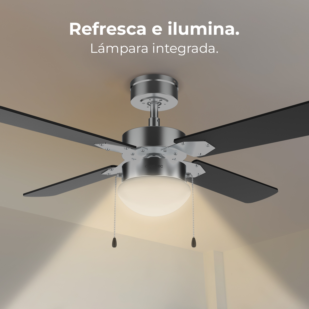 Ventilatore da soffitto con pale nere e luce integrata. Finitura metallica. Testo: 'Refresca e ilumina. Lámpara integrada.'