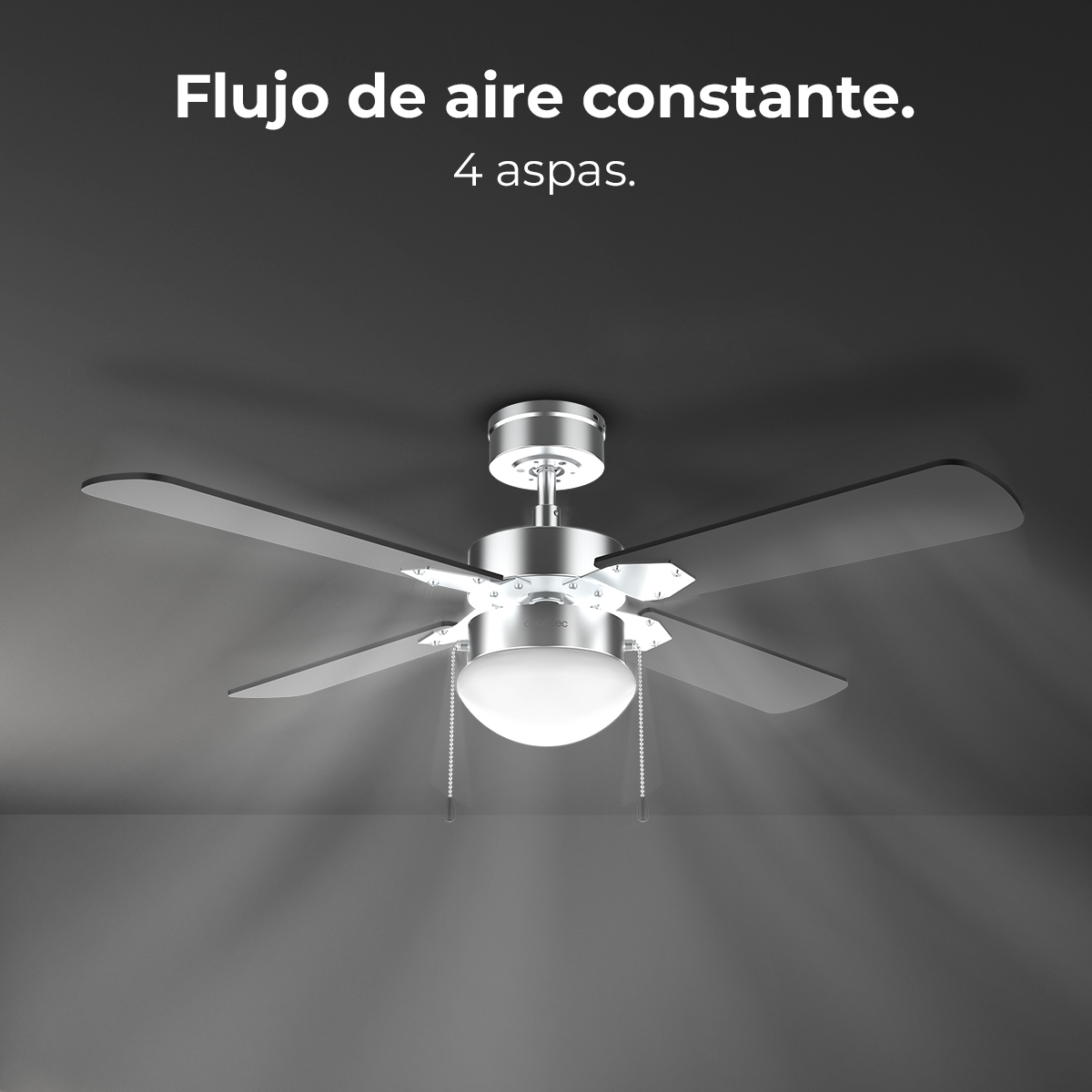 Un ventilatore da soffitto con quattro pale è centrato su uno sfondo grigio scuro. Il ventilatore ha una luce ed è argentato.
