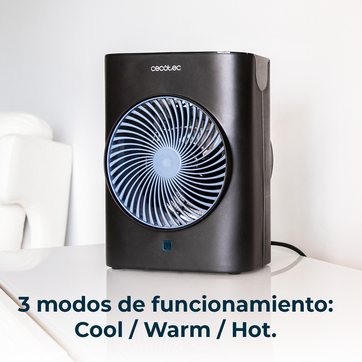 Un ventilatore nero con pale blu è su una superficie bianca. Testo: 3 modalità di funzionamento: Freddo/Caldo/Caldo.