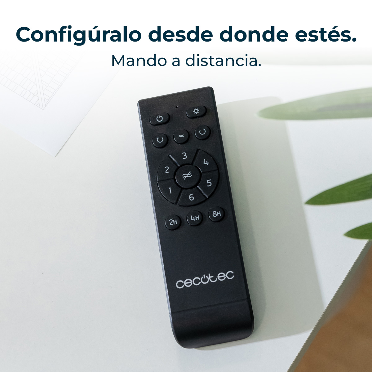 Czarny pilot na białej powierzchni z tekstem. Pilot posiada numery i przyciski funkcyjne. Widoczne logo Cecotec.