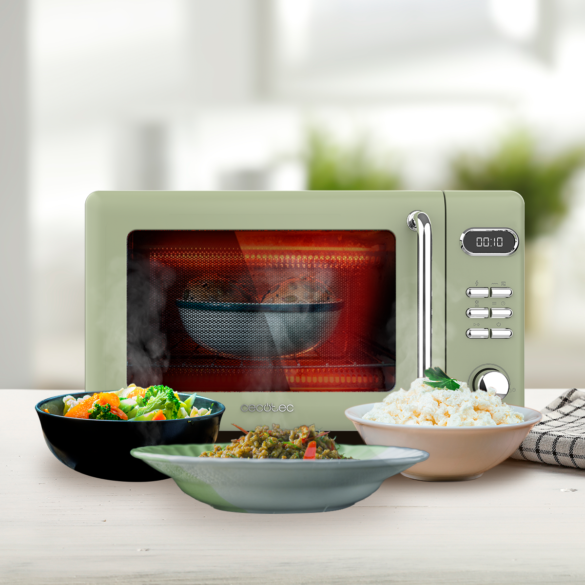 Zielona kuchenka mikrofalowa z jedzeniem w środku i na stole. Widoczne są miski z warzywami, ryżem i innymi potrawami. Para unosi się.