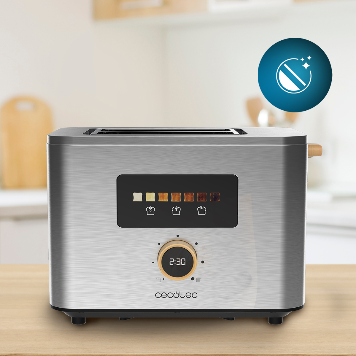 Een zilveren broodrooster met een digitaal display met toastniveaus. Een ronde knop toont 2:30. Een blauwe cirkel met een schoonmaakicoon op de achtergrond.
