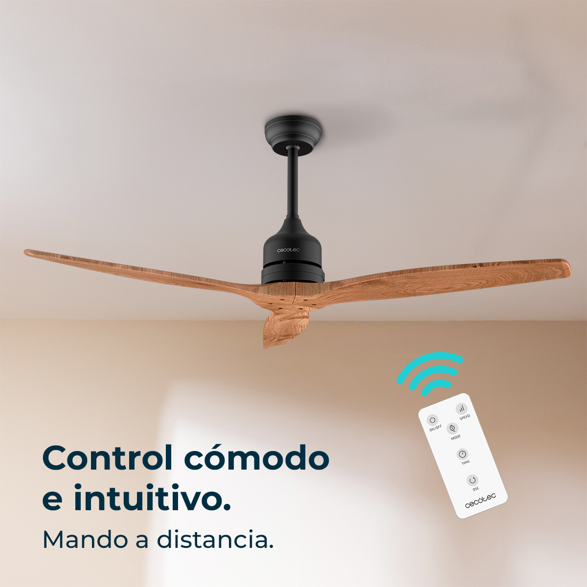 È mostrato un ventilatore da soffitto con pale in legno. Un telecomando con onde blu sopra indica la funzionalità del telecomando.