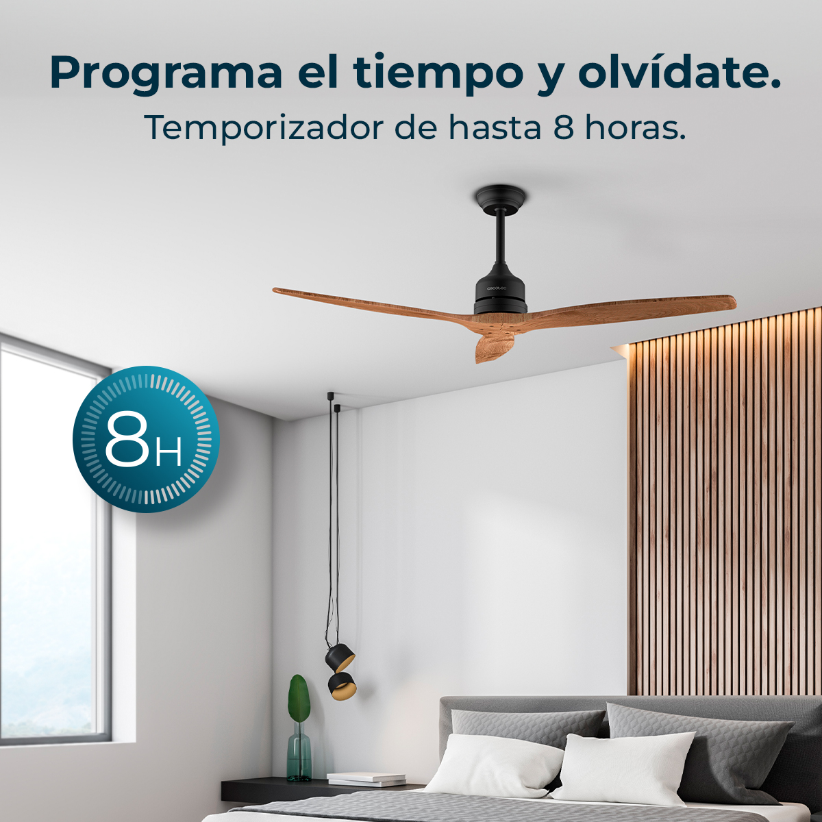 Una camera da letto mostra un ventilatore a soffitto, un letto e un muro con pannelli di legno. Il testo dice: 'Programma il tempo e dimentica'.