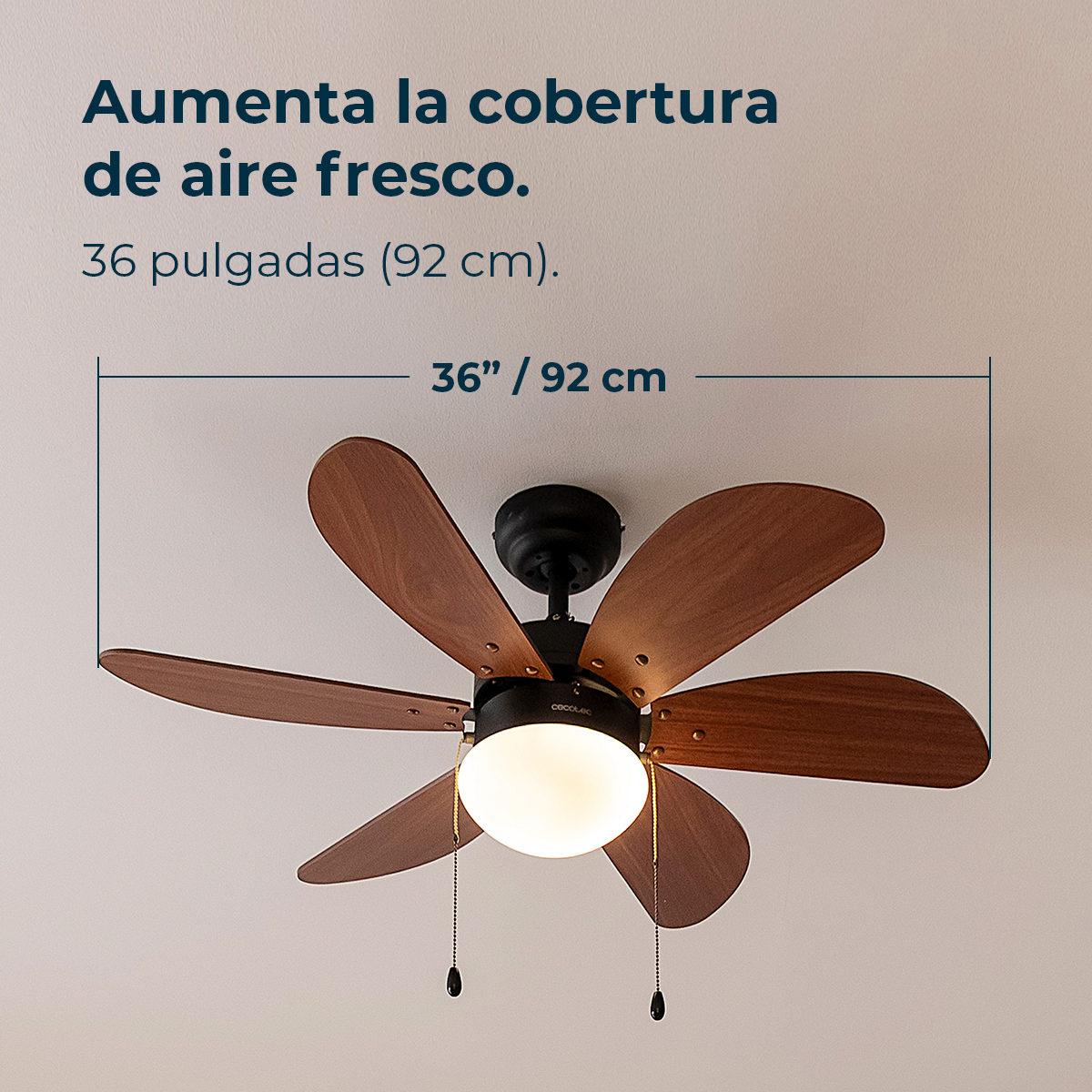 È mostrato un ventilatore da soffitto con pale in legno e una luce centrale, il testo sopra recita: 'Aumenta la cobertura de aire fresco'.