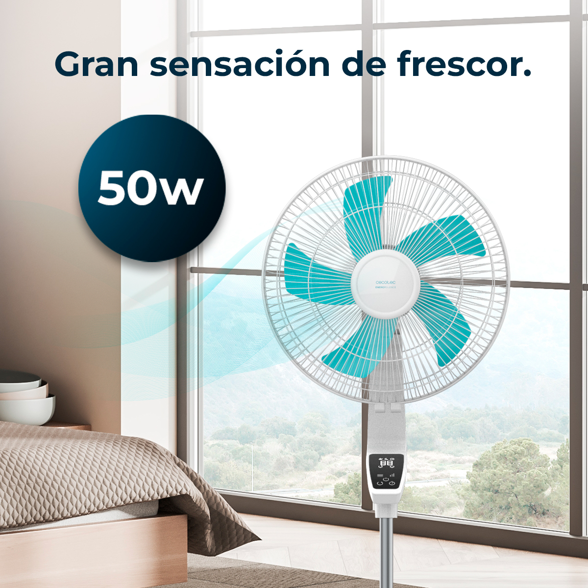 Un ventilatore bianco e turchese in una stanza, con un letto a sinistra. Un testo recita 'Gran sensación de frescor' sopra il ventilatore.