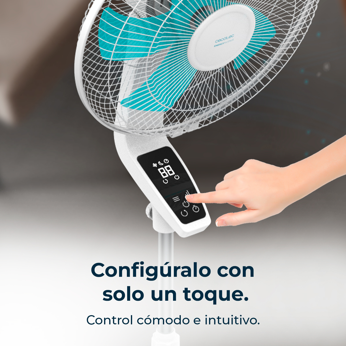 Un ventilatore bianco e verde acqua. Una mano tocca il pannello di controllo. Testo: Configuralo con un solo tocco. Controllo comodo e intuitivo.