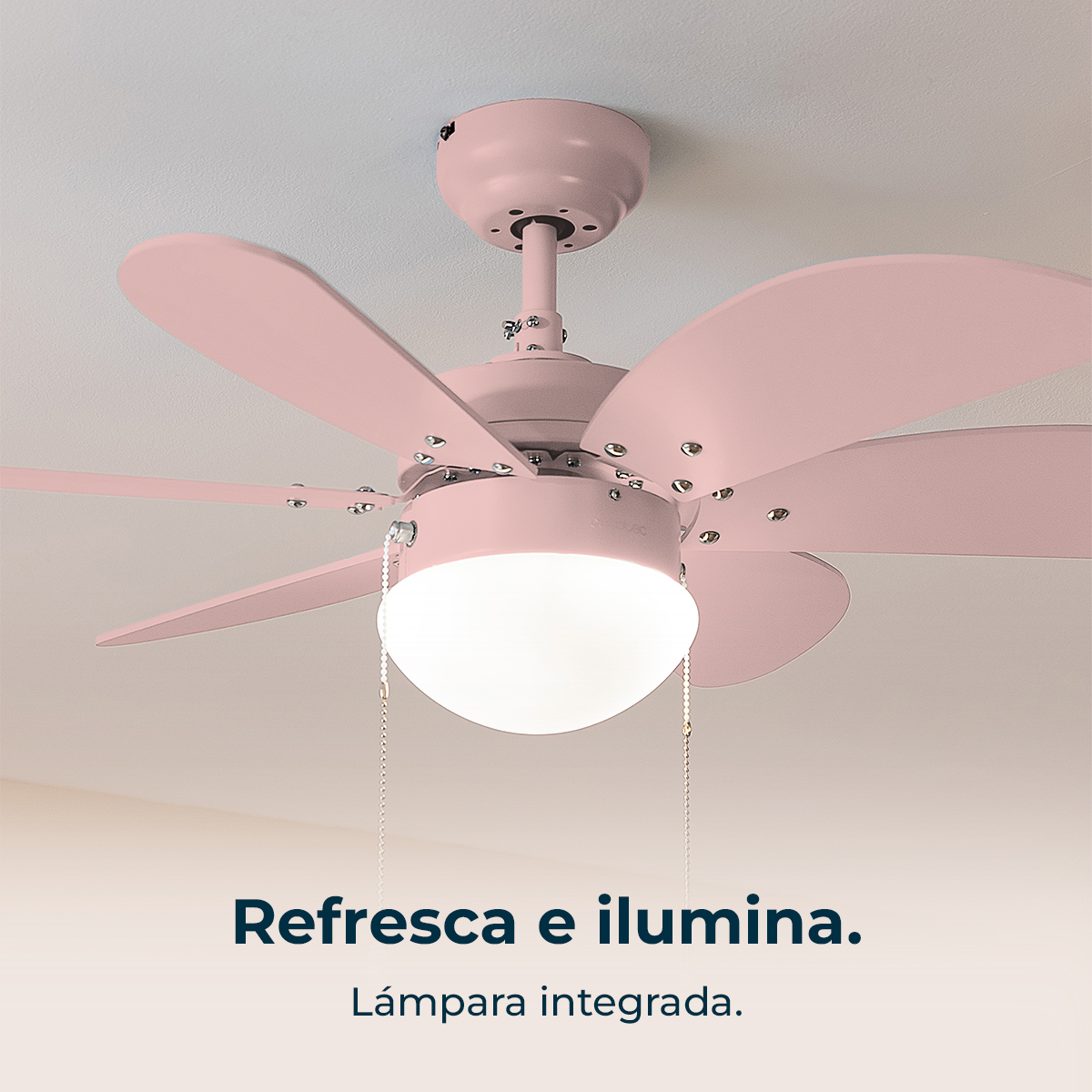 Ventilatore da soffitto rosa con luce integrata. Le pale sono visibili. Testo: Rinfresca e illumina. Lampada integrata.