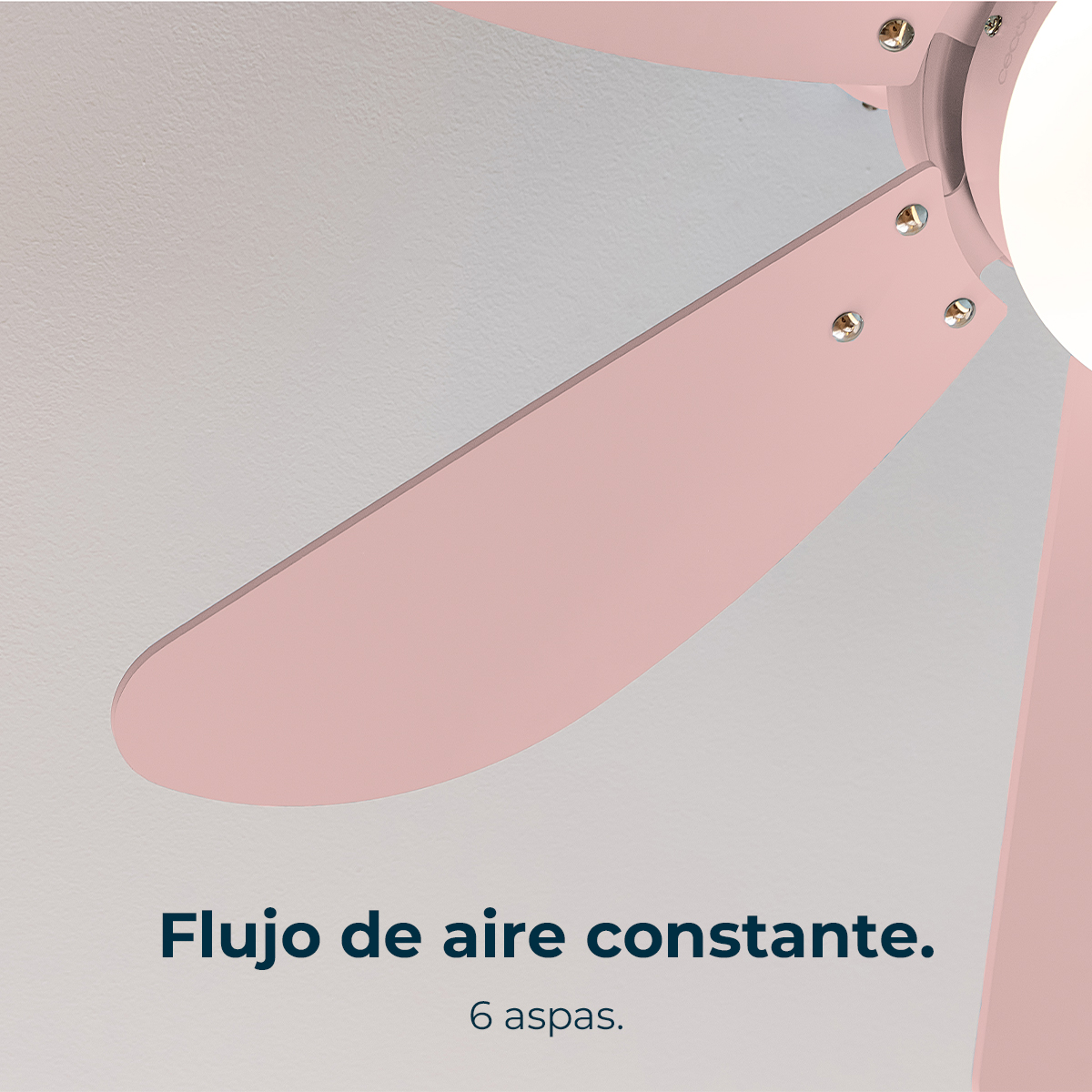 Un primo piano di un ventilatore da soffitto rosa su sfondo bianco. Il ventilatore ha sei pale.