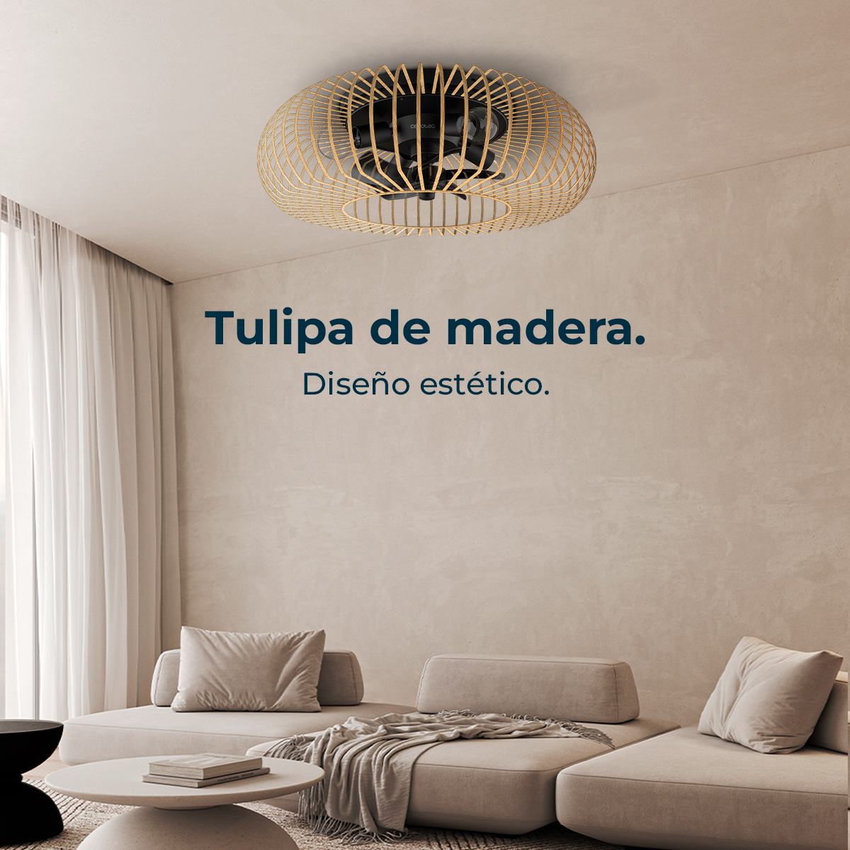Een moderne woonkamer met een houten plafondlamp. Er is een bank en een salontafel. Tekst zegt 'Houten Tulp' en 'Esthetisch Design'.