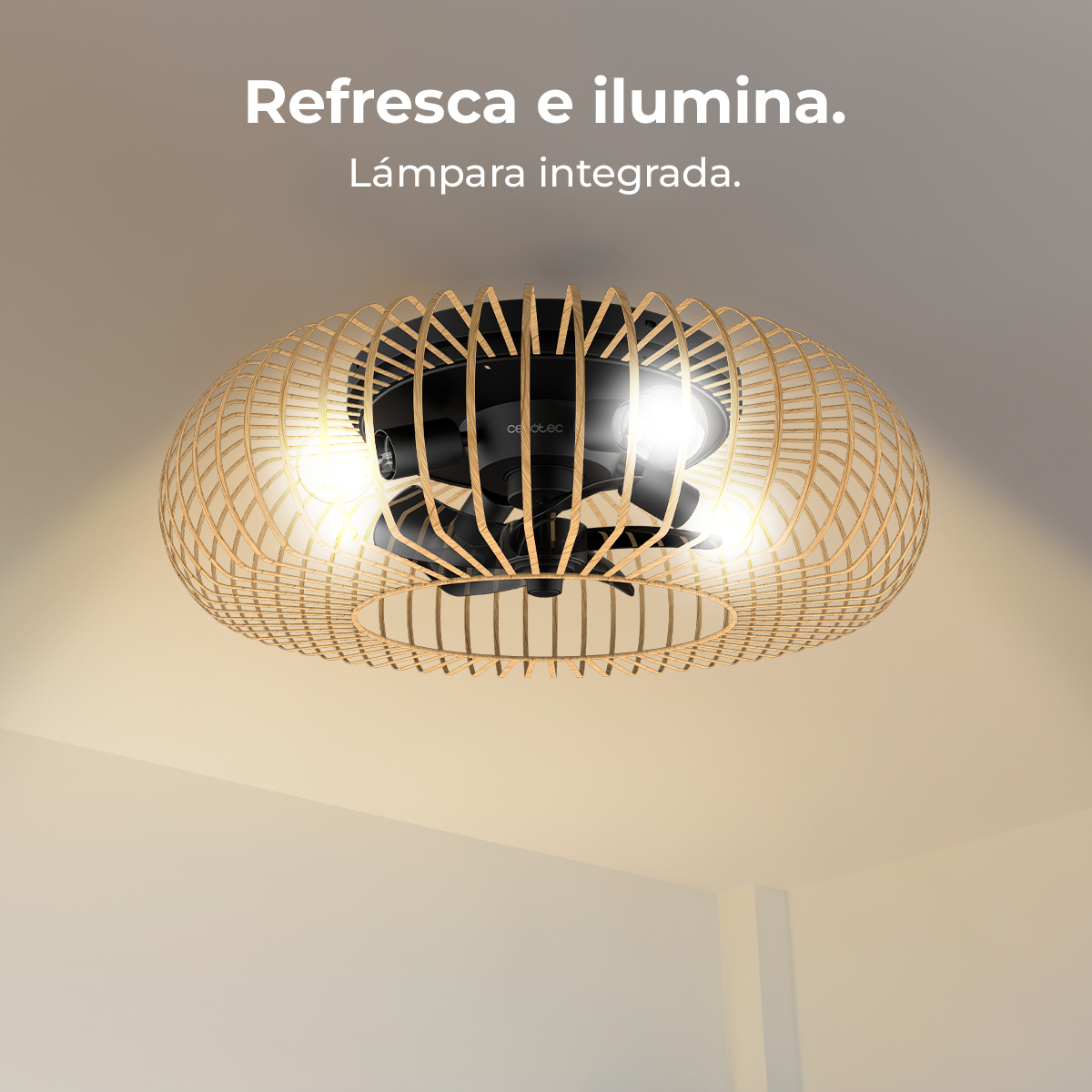 Een plafondlamp met een geweven houten kap en geïntegreerde verlichting. Hij heeft een zwarte ventilator en staat tegen een wit plafond.