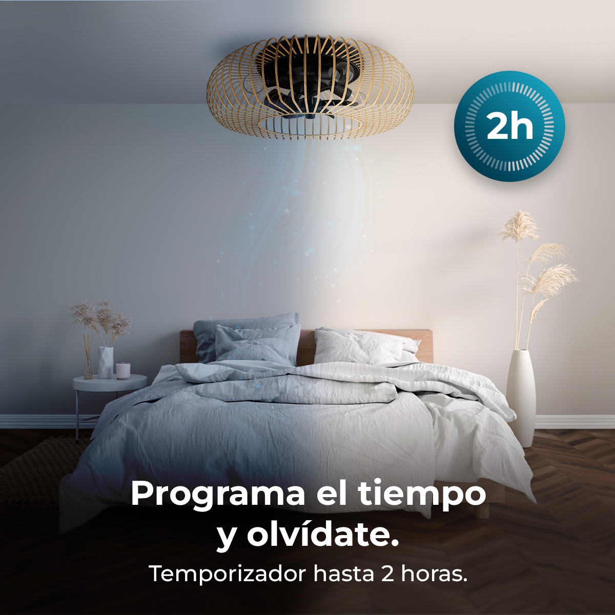 Slaapkamerscène met een bed, ventilator en timer. De ventilator staat ingesteld op 2 uur. Tekst: Programmeer de tijd en vergeet het.