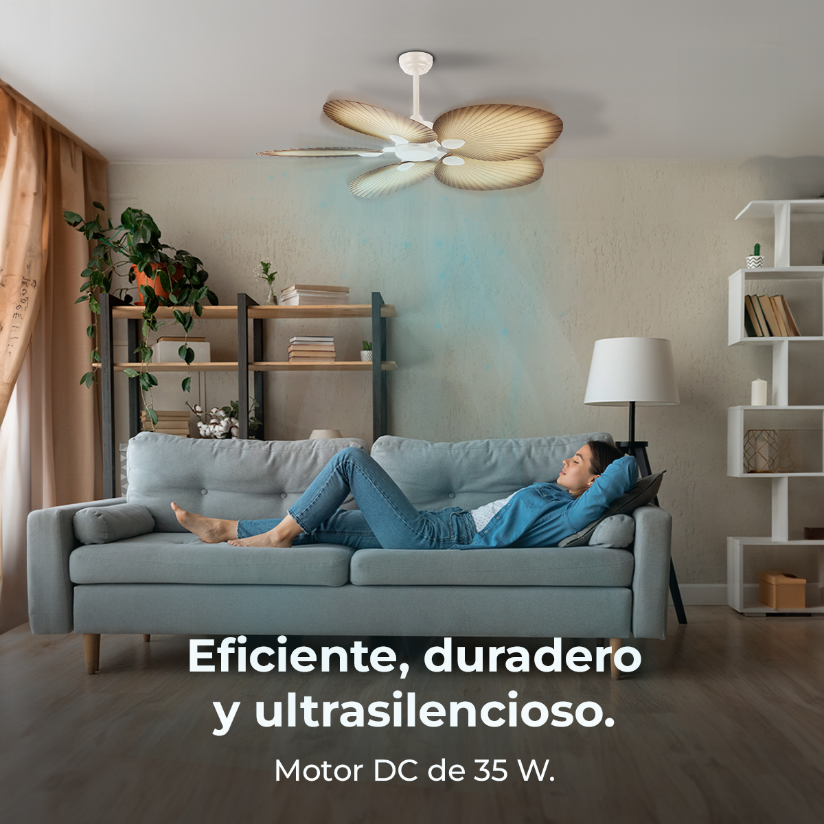 Eine Frau entspannt sich auf einem Sofa. Über ihr befindet sich ein Deckenventilator. Der Raum hat Pflanzen, Regale, eine Lampe und Text.