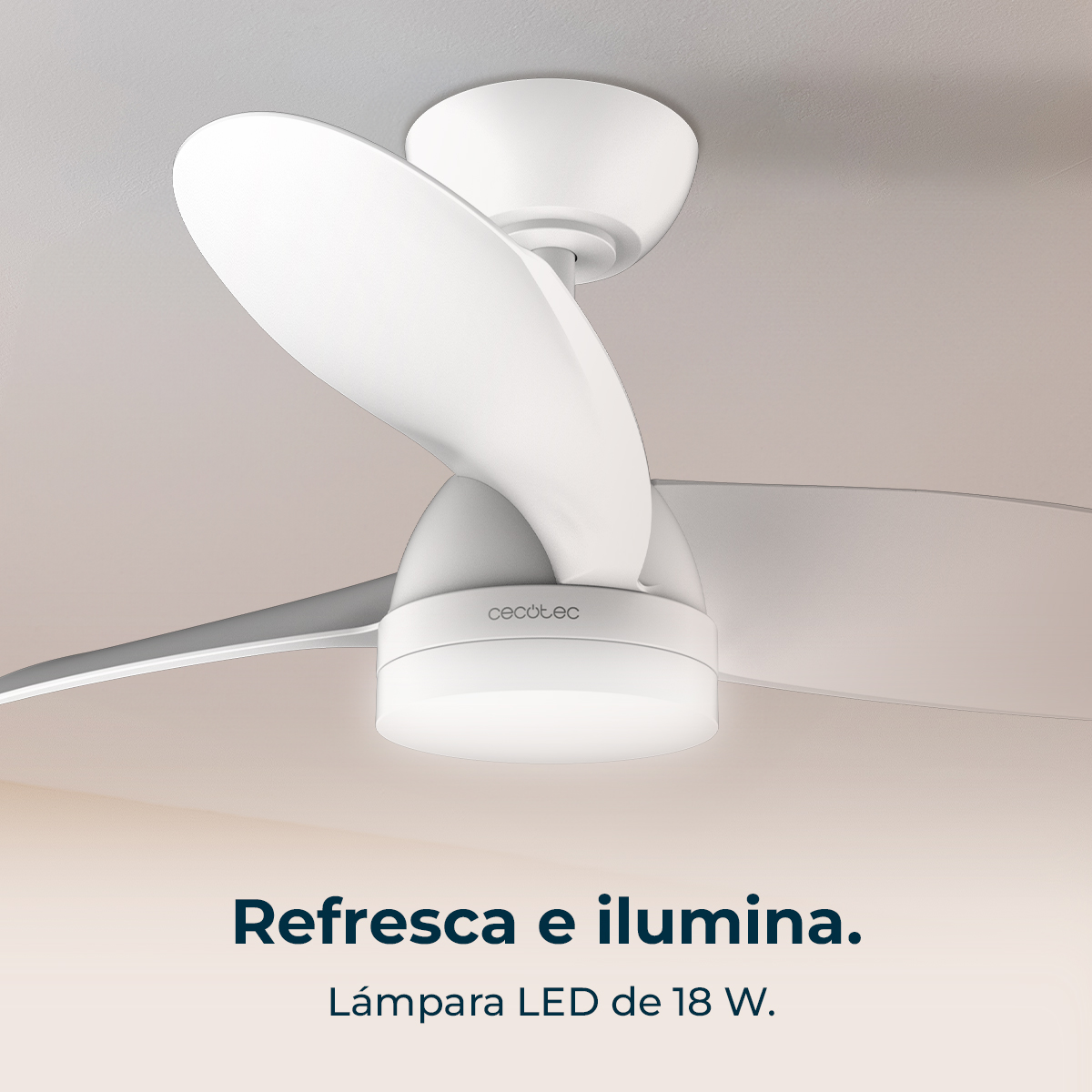 Biały wentylator sufitowy z zakrzywionymi łopatkami i centralnym światłem. Marka to Cecotec. Tekst: Odświeża i oświetla. Lampa LED 18W.