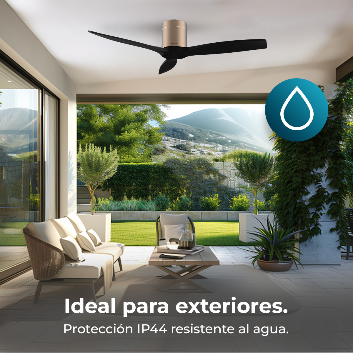 Un patio esterno con mobili, ventilatore a soffitto e vegetazione lussureggiante. Testo: Ideale per esterni. Protezione IP44 resistente all'acqua.