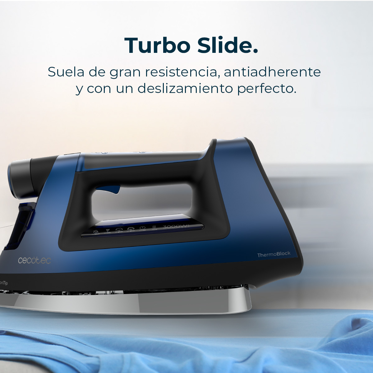Niebiesko-czarne żelazko na jasnoniebieskiej powierzchni. Tekst mówi 'Turbo Slide'. Żelazko ma metalową podstawę i czarny uchwyt.