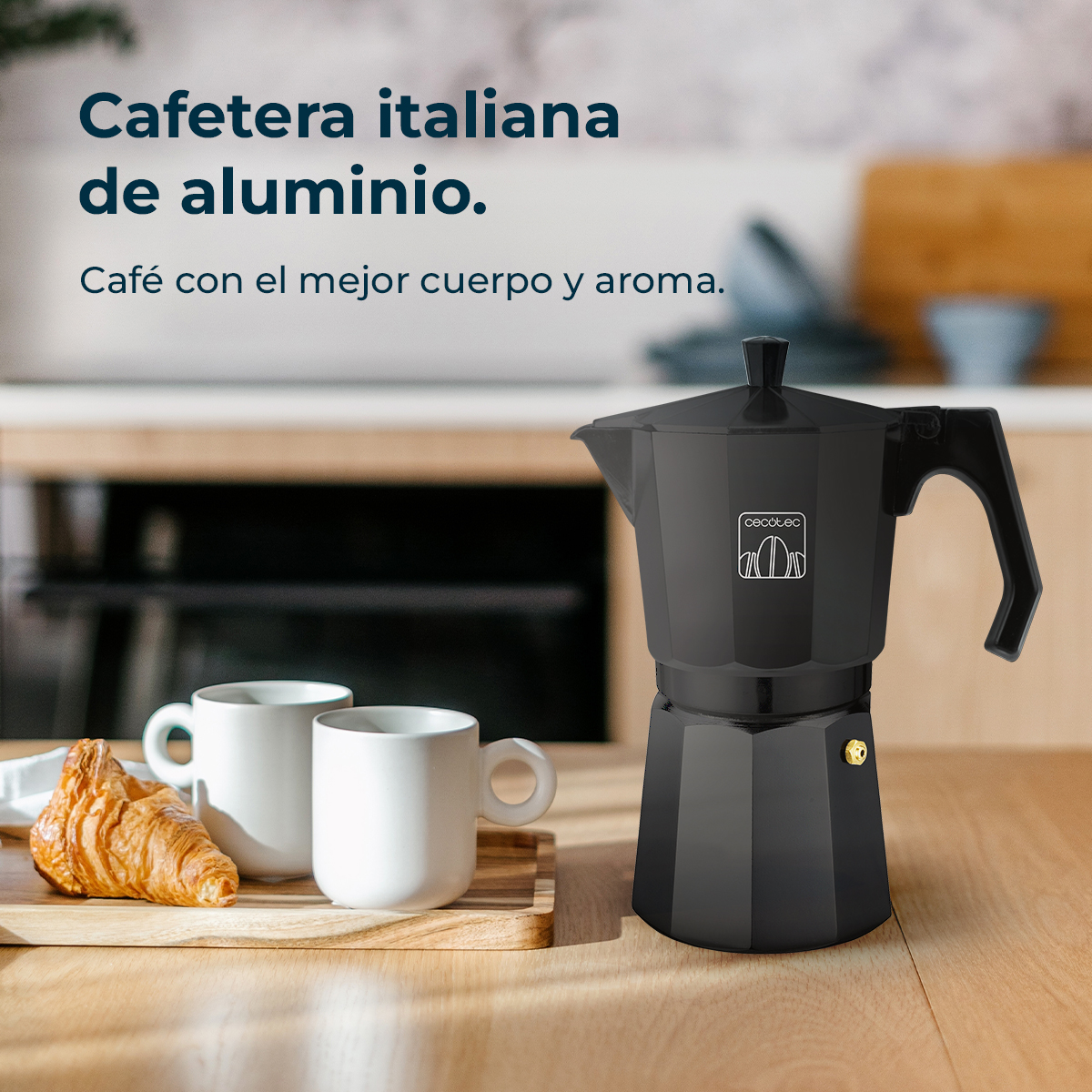 Czarny włoski ekspres do kawy, dwa białe kubki i croissant na drewnianej desce na drewnianym stole.