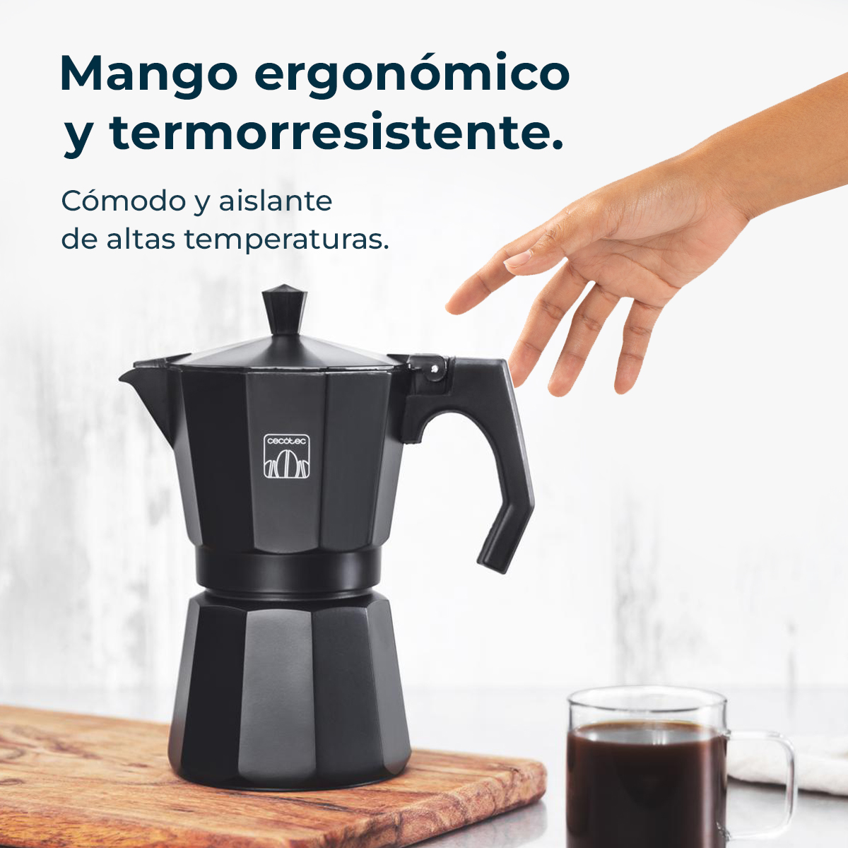 Czarny ekspres do kawy z wyciągniętą w jego kierunku dłonią. Filiżanka kawy i tekst w tle.