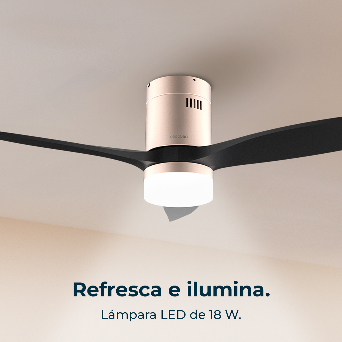 Un ventilatore a soffitto con pale nere e un motore color oro con illuminazione a LED integrata. Il testo dice 'Refresca e ilumina'.