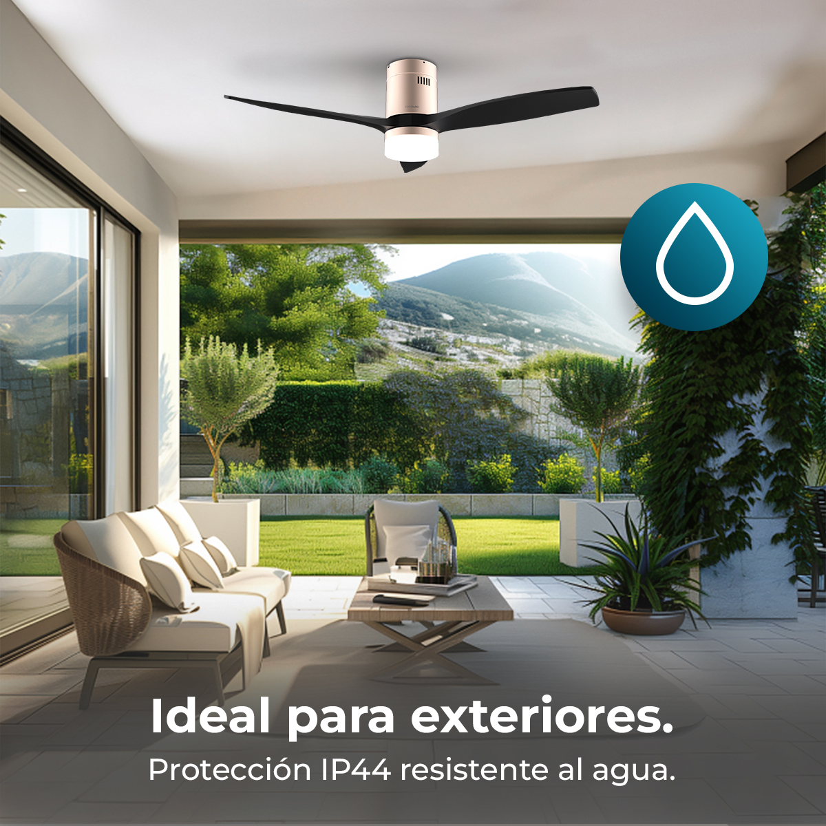 Patio all'aperto con ventilatore. Divano beige, tavolo in legno, piante e vista sulle montagne. Testo: Ideale per esterni. Protezione IP44 resistente all'acqua.