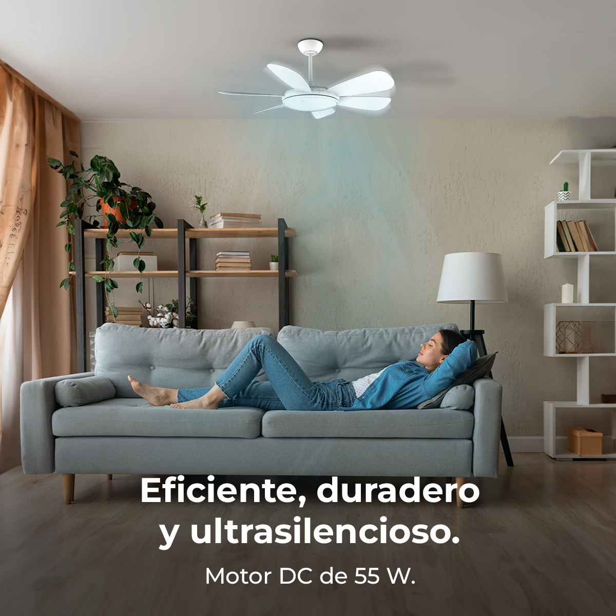 Kobieta odpoczywa na szarej sofie pod wentylatorem sufitowym. Tekst: Wydajny, trwały i ultracichy. Silnik DC o mocy 55 W.