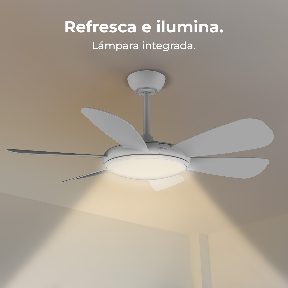 Biały wentylator sufitowy ze zintegrowanym światłem jest wyśrodkowany. Łopatki są rozłożone. Sufit jest beżowy. U góry napis: Odświeża i oświetla.