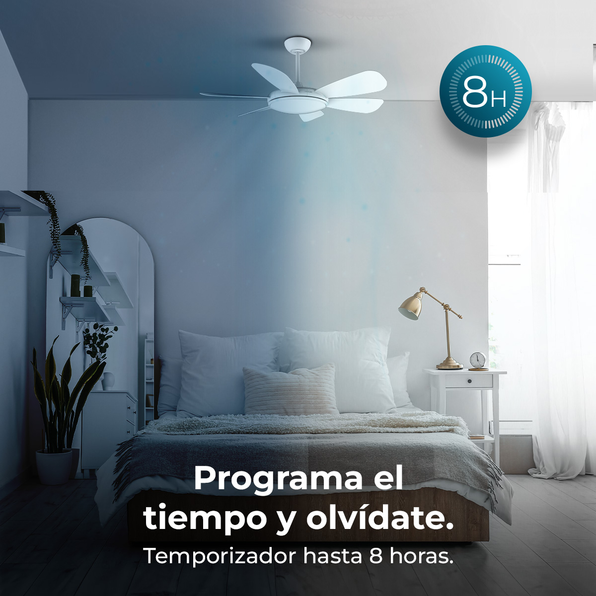 Sypialnia z wentylatorem sufitowym, łóżkiem, szafką nocną i tekstem: 'Ustaw czas i zapomnij. Timer do 8 godzin.'