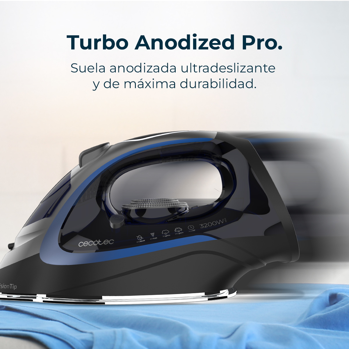 Ein schwarz-blaues Bügeleisen auf blauem Stoff. Das Bügeleisen hat ein großes Wassertankfenster und den Text 'Turbo Anodized Pro'.
