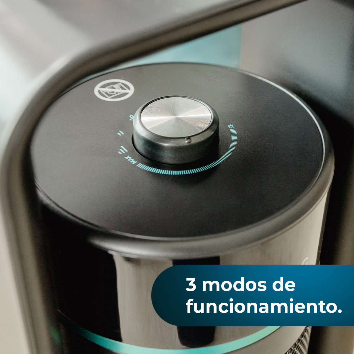 Primo piano di un dispositivo nero con una manopola argentata. È dotato di un pannello di controllo con impostazioni indicate da linee e testo.