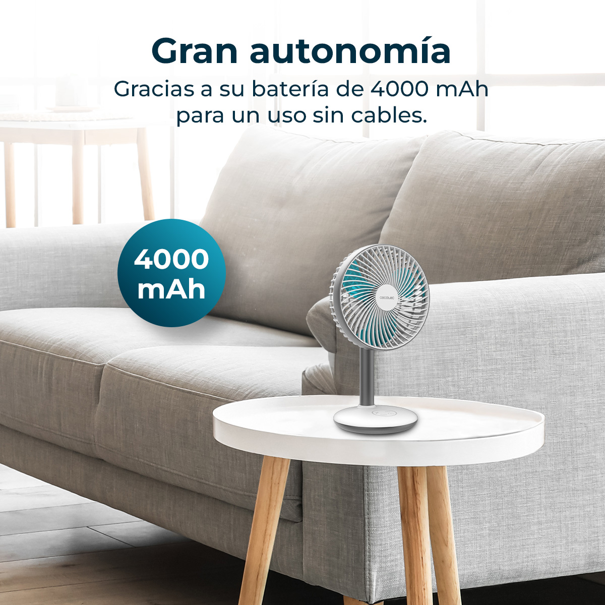 Un ventilador pequeño sobre una mesa blanca. Un sofá gris al fondo. Texto indica batería de 4000 mAh.