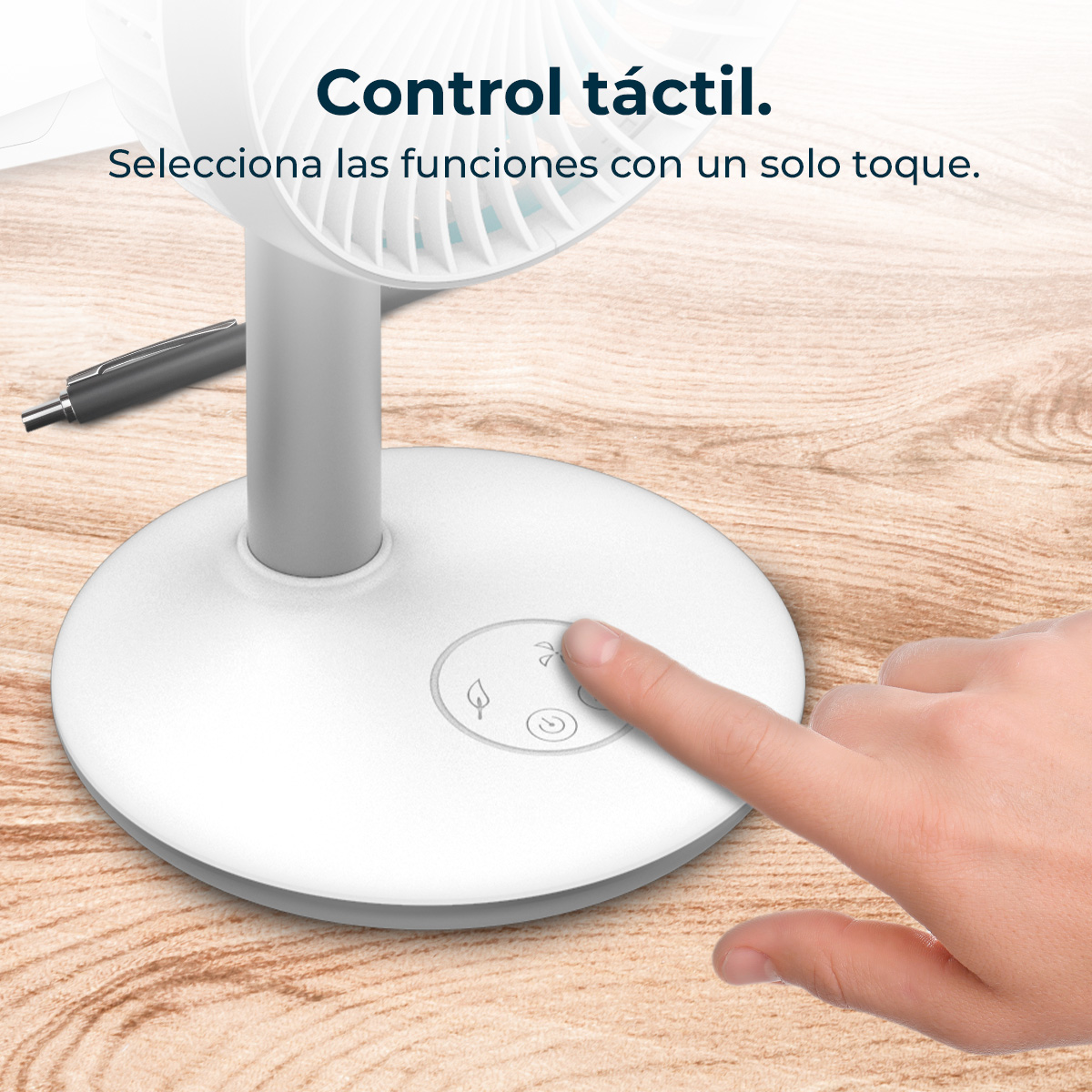 Una mano toca un botón en un ventilador blanco. El ventilador está sobre una superficie de madera. El texto dice 'Control táctil'.