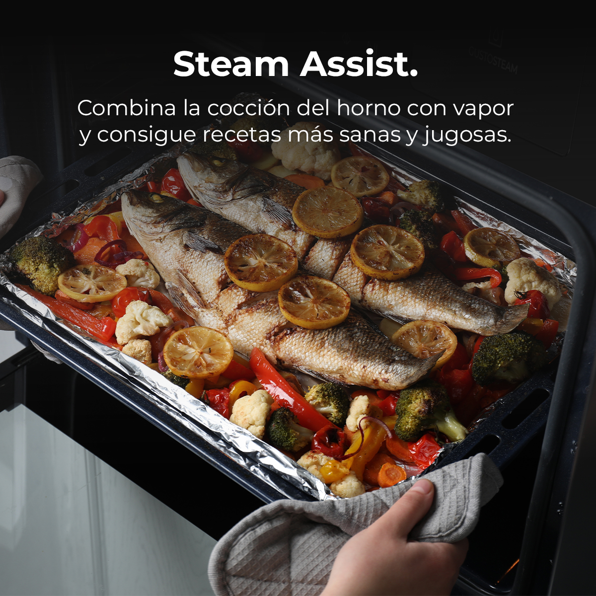 Pesce al forno con verdure e fette di limone in una teglia. Una persona tiene in mano la teglia con un panno. Testo Steam Assist in alto.