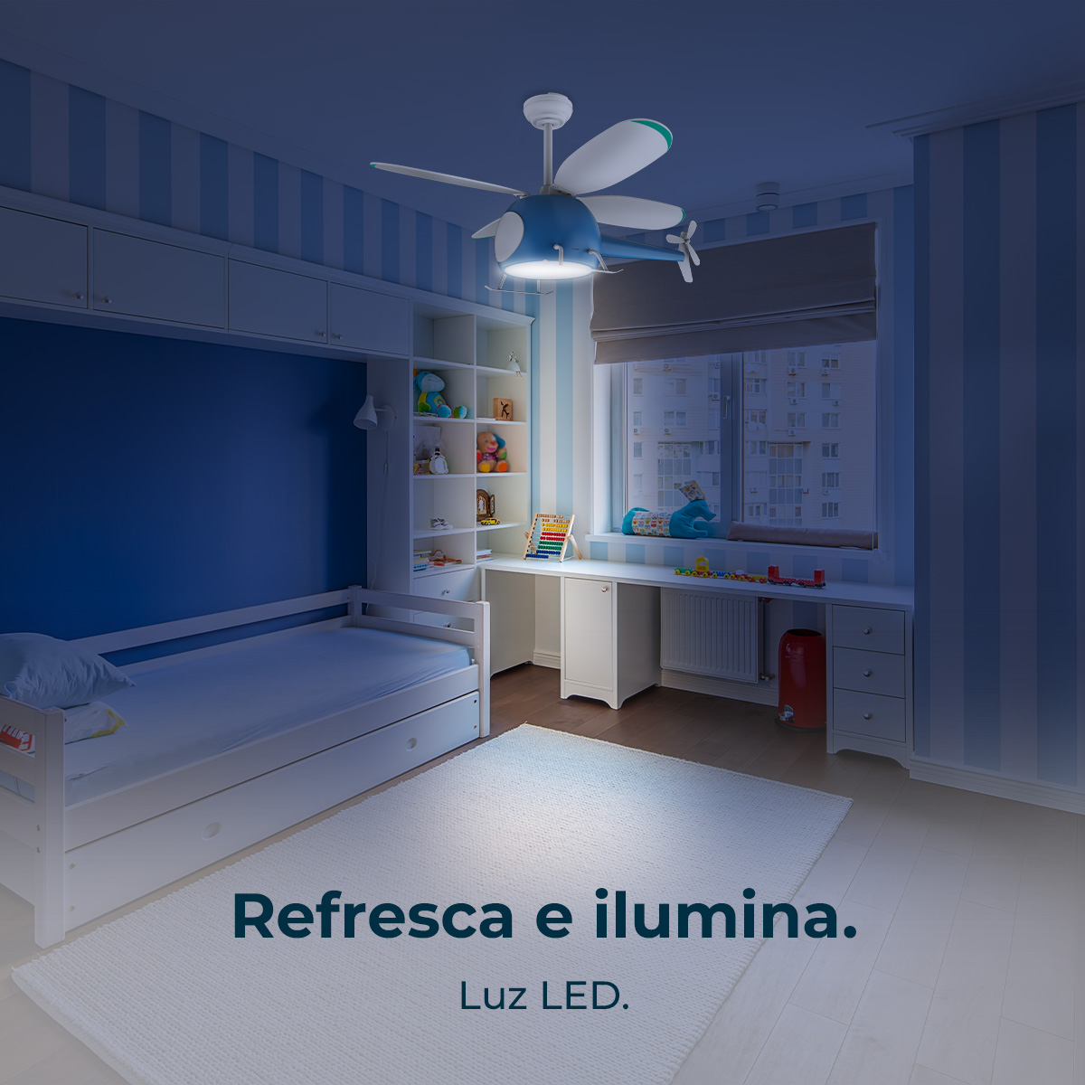 Una cameretta con un ventilatore a soffitto a forma di elicottero. Letto, scrivania, giocattoli e finestra visibili. Testo: 'Refresca e ilumina. Luz LED.'