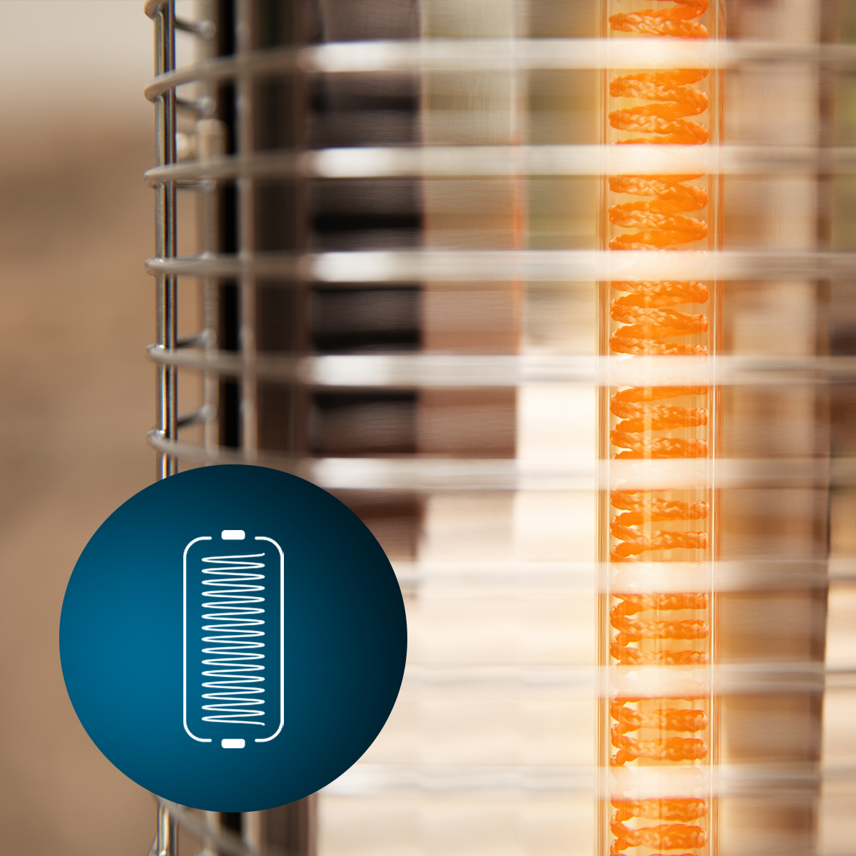 Zbliżenie elementu grzejnego, z żarzącą się pomarańczową cewką w szklanej rurce, otoczoną metalową klatką.