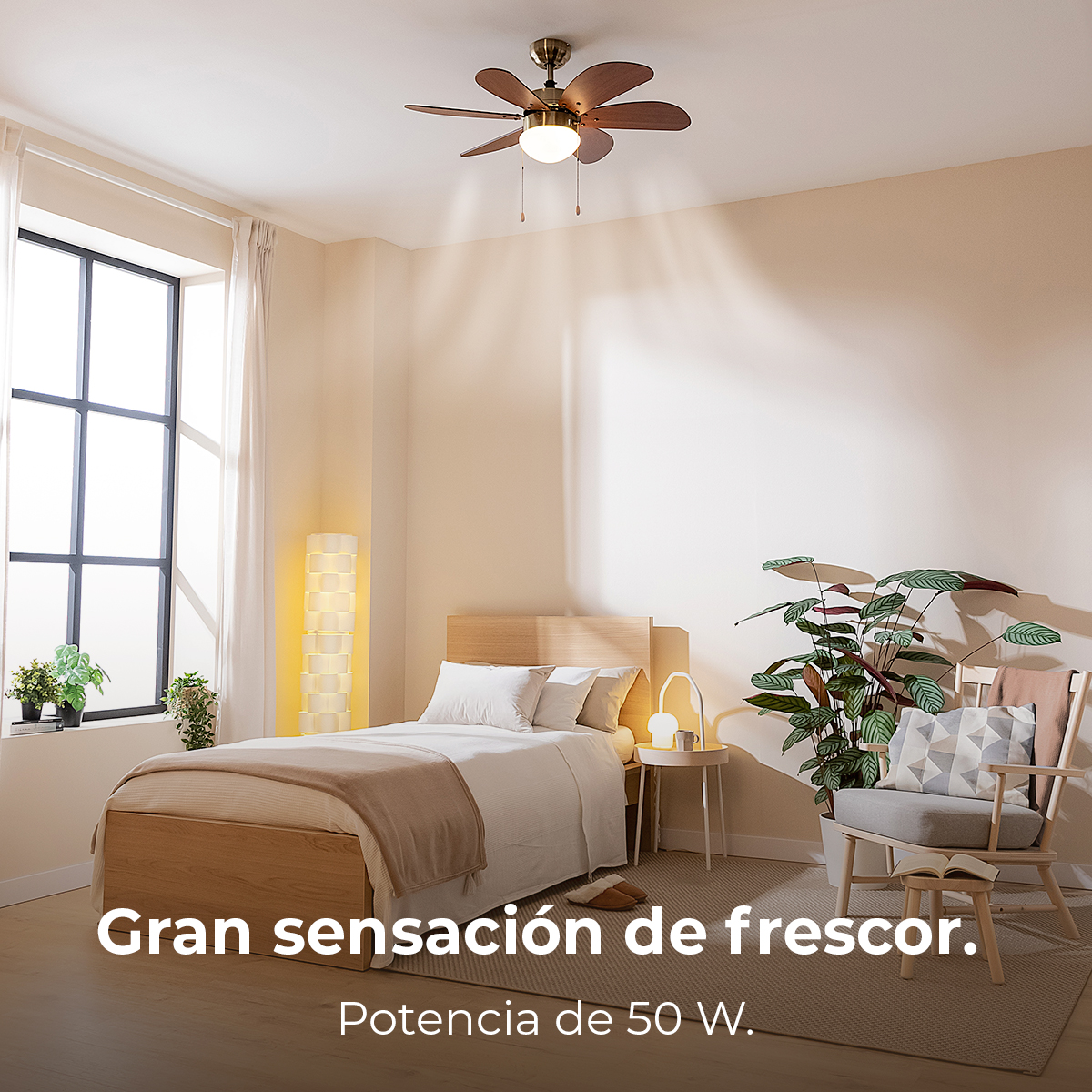 Dormitorio con ventilador de techo, cama, silla y plantas. El texto inferior dice: Gran sensación de frescor. Potencia de 50 W.