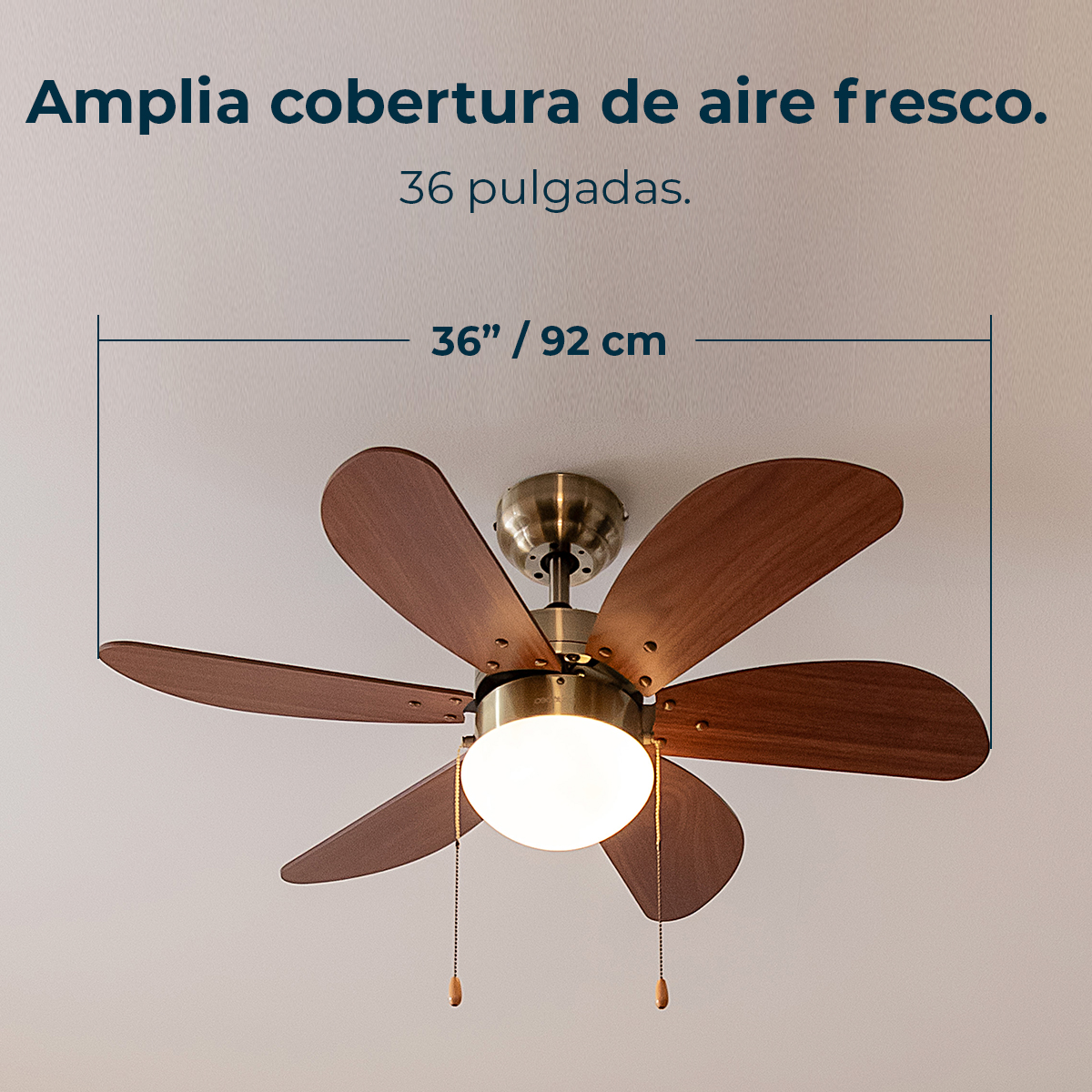 Un ventilador de techo con aspas de madera, luz central y cadenas. Texto: Amplia cobertura de aire fresco, 36 pulgadas, 36" / 92 cm.