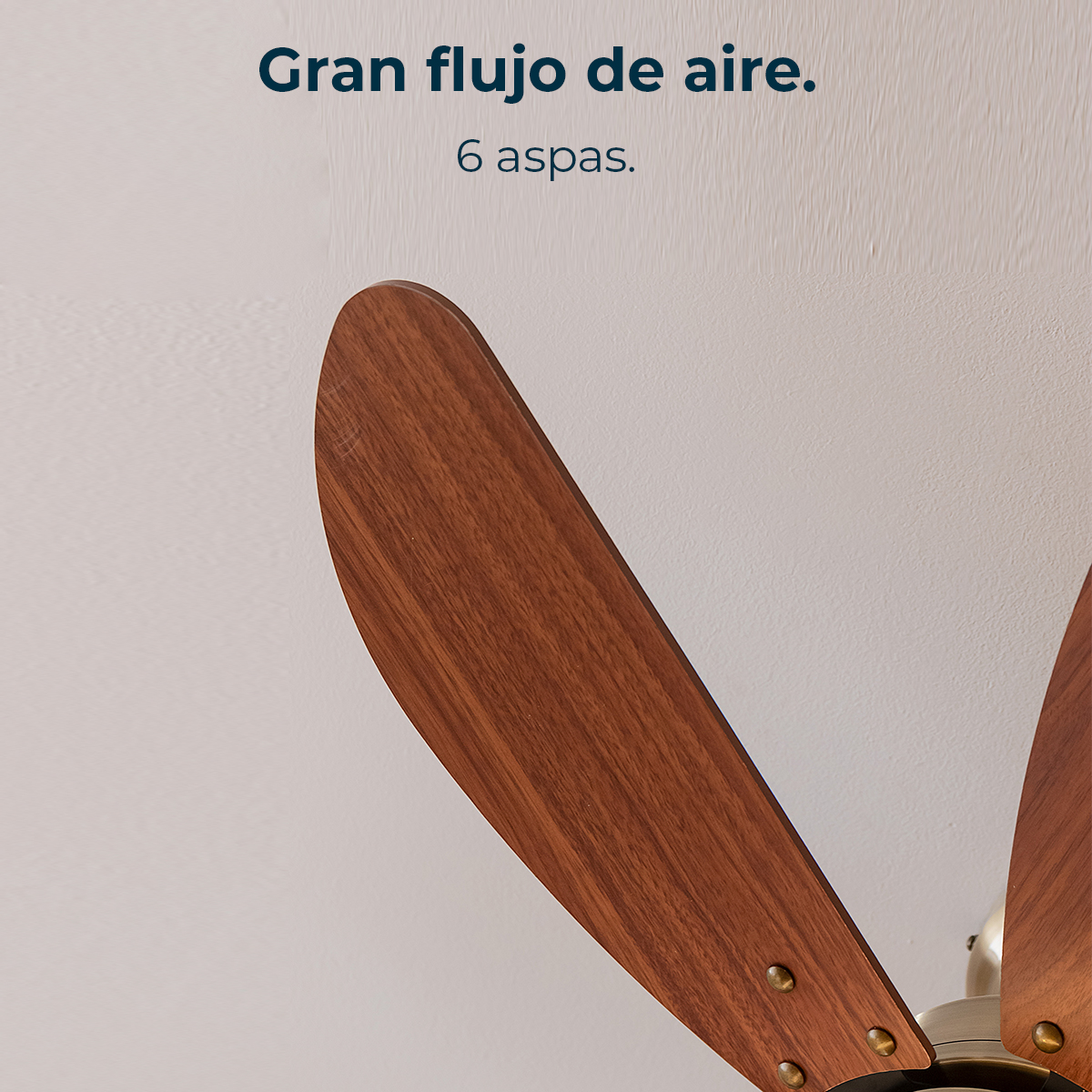 Primer plano de un ventilador de techo con aspas de madera. El texto dice 'Gran flujo de aire' y '6 aspas'.