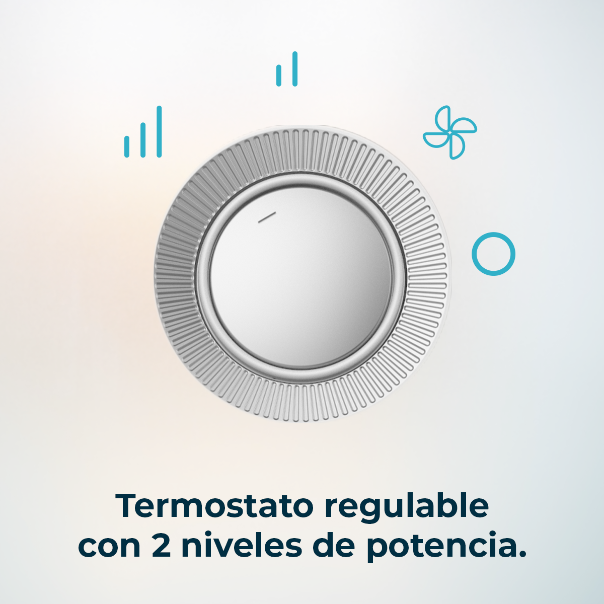 Primo piano di una manopola del termostato argentata. Icone blu di linee, una ventola e un cerchio la circondano. Testo: Termostato regolabile con 2 livelli di potenza.