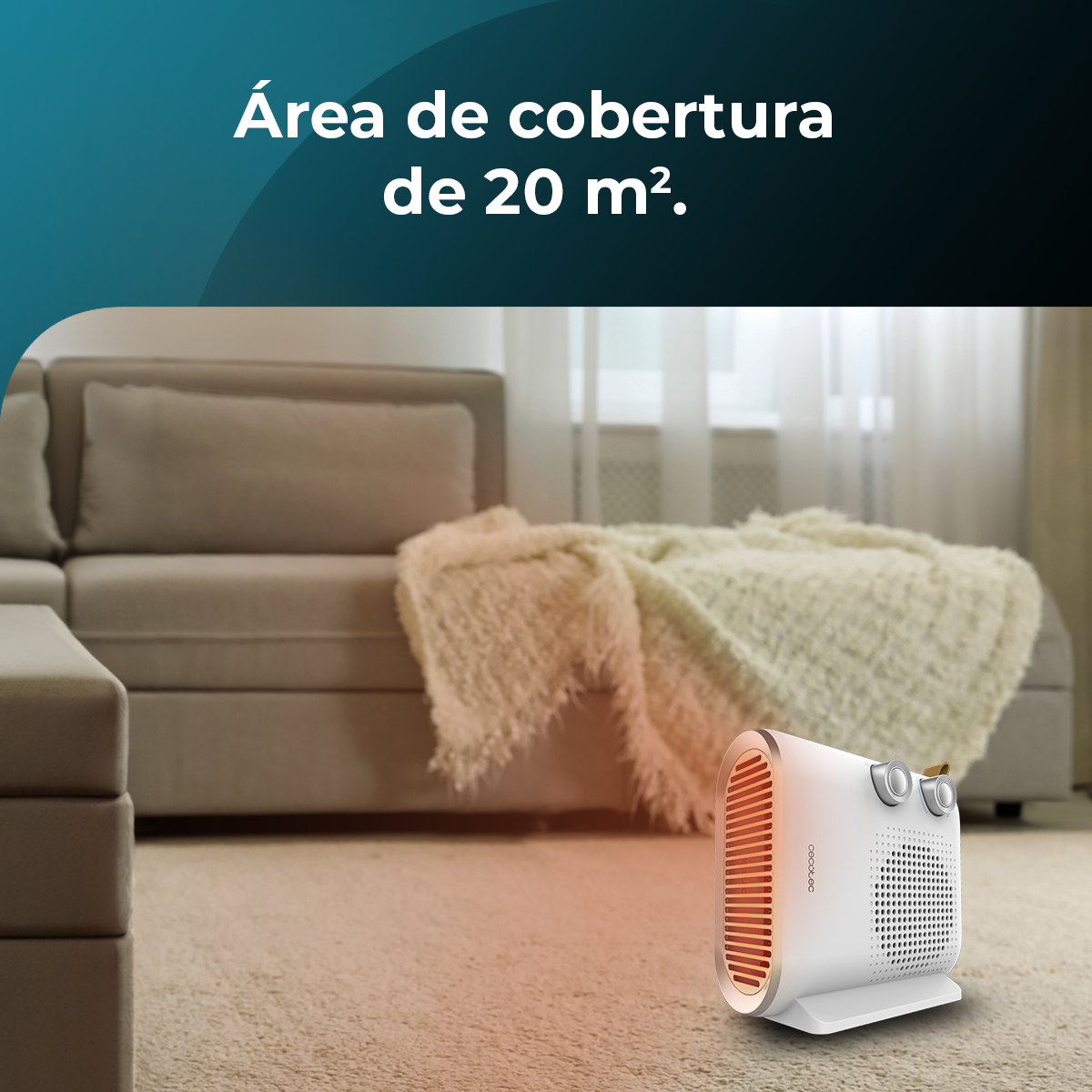 Un termoventilatore bianco è su un pavimento in moquette in un soggiorno. Un divano con una coperta è sullo sfondo.