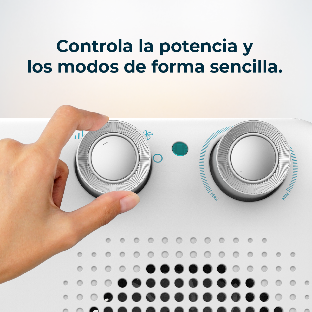 Una mano ruota una manopola su un elettrodomestico bianco. Il testo in alto dice: 'Controlla la potenza e le modalità in modo semplice'.