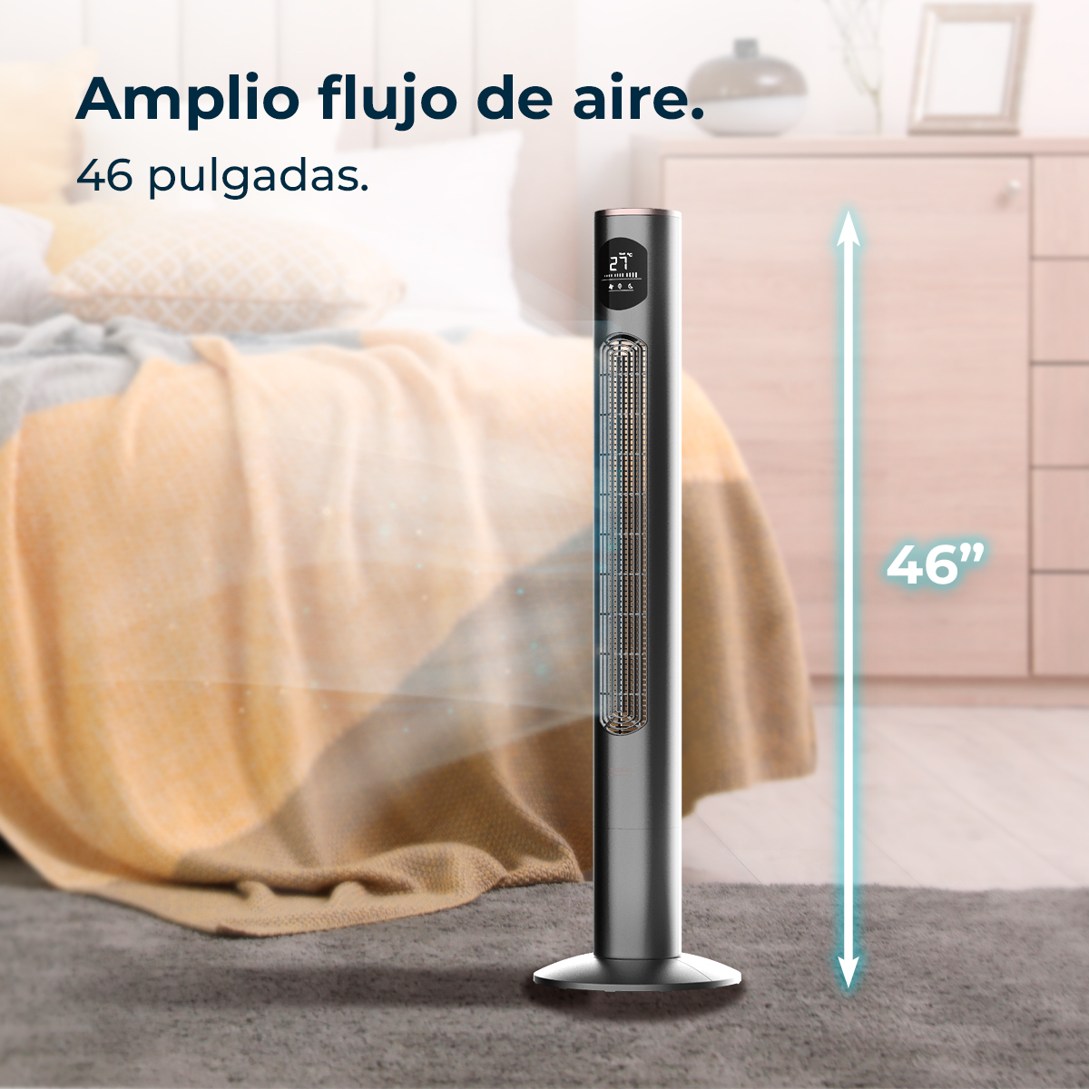 Un ventilador alto y plateado se encuentra sobre una alfombra. Hay una cama en el fondo. El texto dice 'Amplio flujo de aire. 46 pulgadas'.