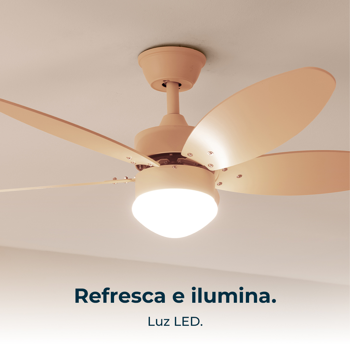 Beigefarbener Deckenventilator mit Licht. Der Ventilator hat fünf Flügel. Text: Erfrischt und beleuchtet. LED-Licht.