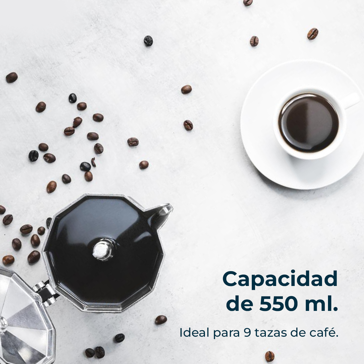 Granos de café, taza de café y cafetera sobre una superficie blanca. Texto: Capacidad 550 ml. Ideal para 9 tazas de café.