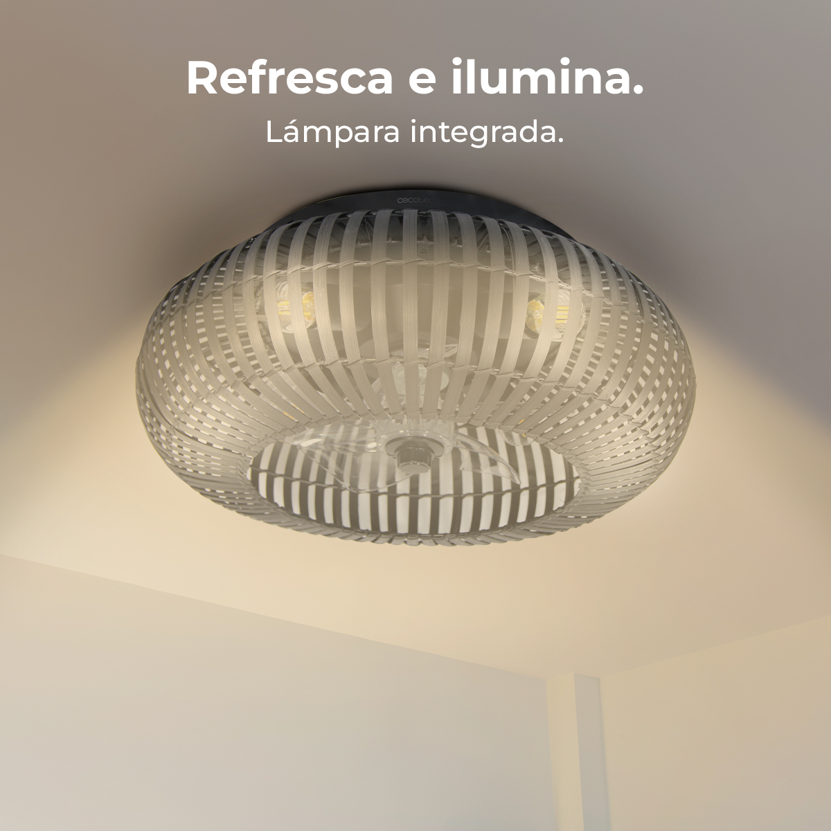 Een moderne plafondlamp met geïntegreerd licht. De lamp is wit en rond, met een geweven ontwerp. De achtergrond is een wit plafond.