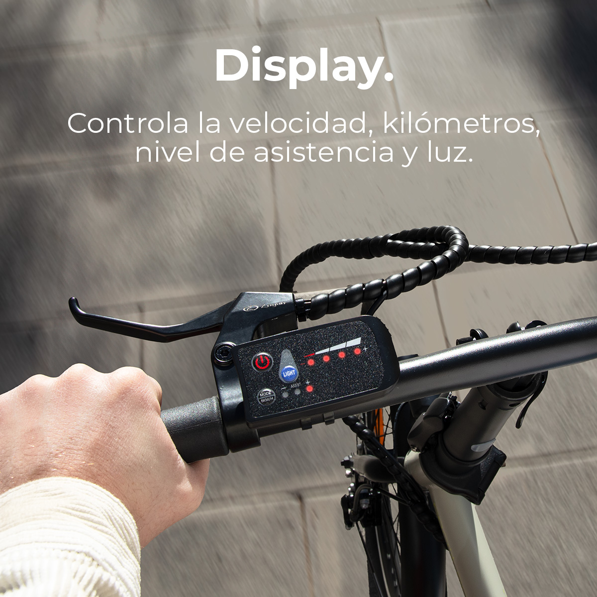 Una mano tiene un manubrio di bicicletta. Un display mostra velocità, chilometri, livello di assistenza e luce. Testo: 'Display'.