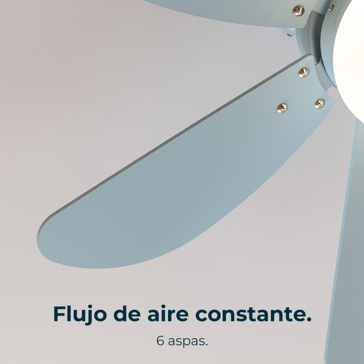 Primer plano de un ventilador de techo con aspas azul claro. El texto en la imagen dice 'flujo de aire constante' y '6 aspas'.