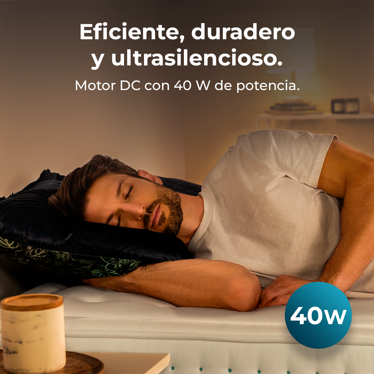 Un uomo dorme su un letto con un cuscino. Il testo in spagnolo dice 'Efficiente, durevole e ultra silenzioso'. Un cartello da 40 W è visibile.